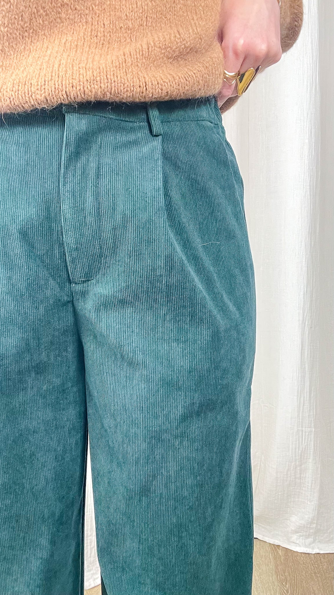 Pantalon velours côtelé vert canard coupe droite taille haute femme associé à pull camel
