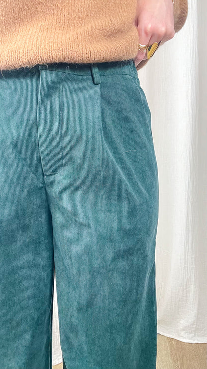 Pantalon velours côtelé vert canard coupe droite taille haute femme associé à pull camel