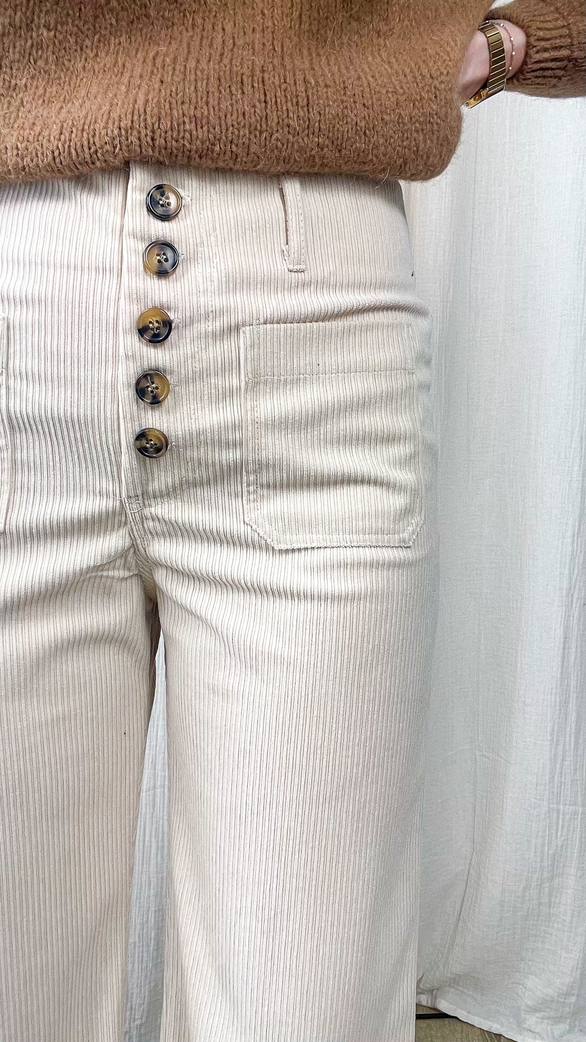 Pantalon velours côtelé beige clair coupe droite fermeture boutons apparents poche plaquée style vintage femme