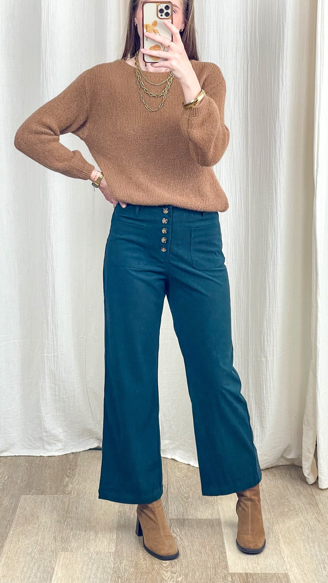 Pantalon velours côtelé bleu canard taille haute coupe large avec boutons dorés apparents femme