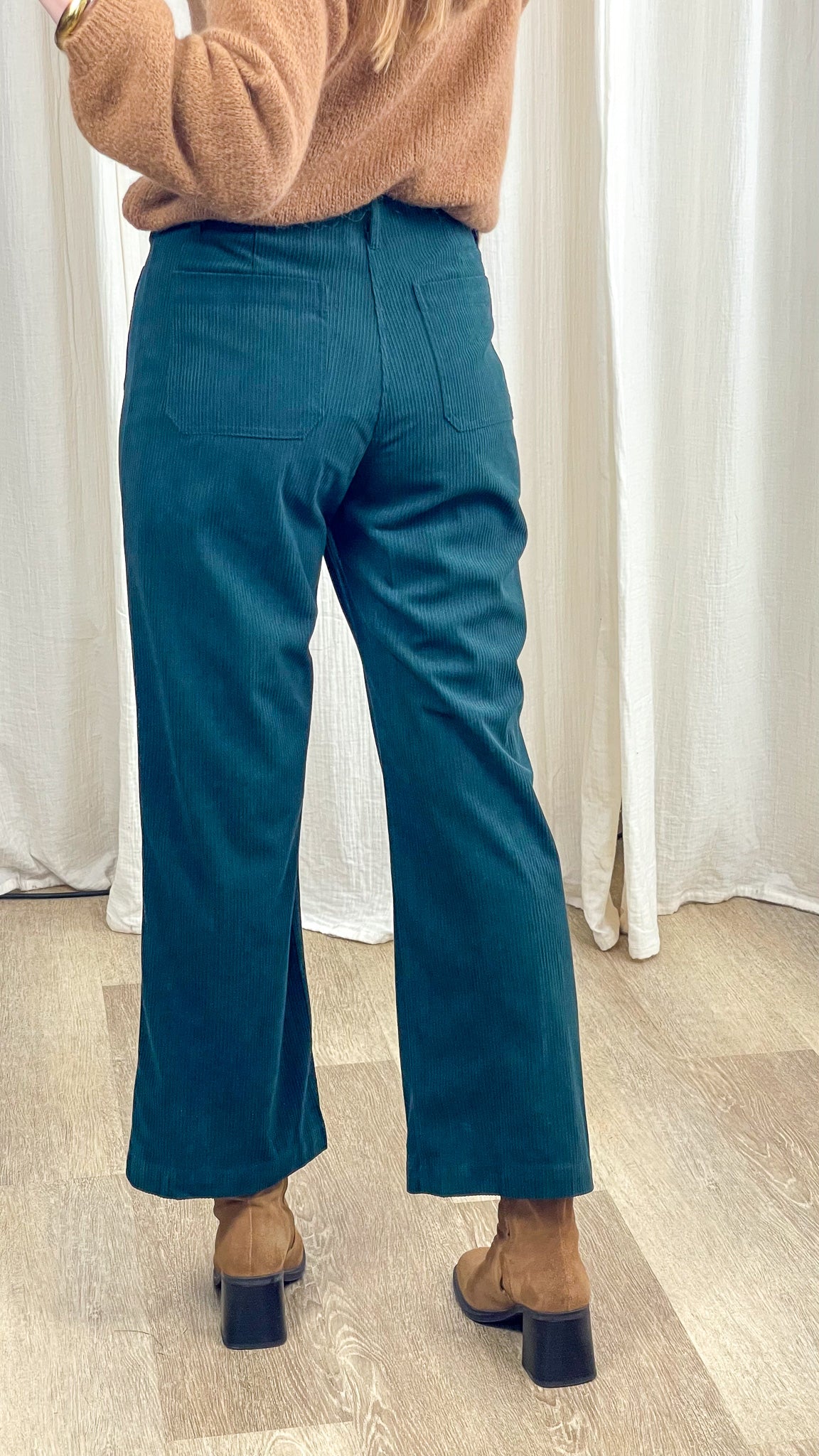 Pantalon velours côtelé bleu canard coupe droite taille haute femme avec poches arrière