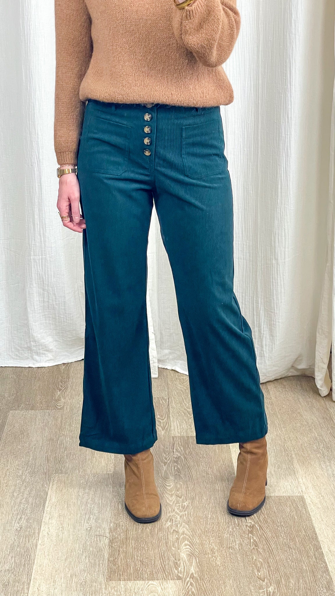 Pantalon velours côtelé bleu canard taille haute coupe large à boutons dorés femme tendance automne hiver