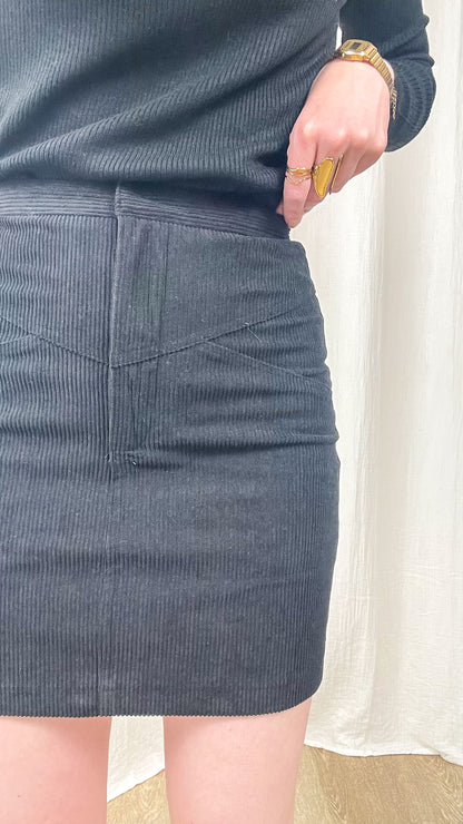 Jupe courte velours côtelé noir taille haute avec poches femme style minimaliste hiver