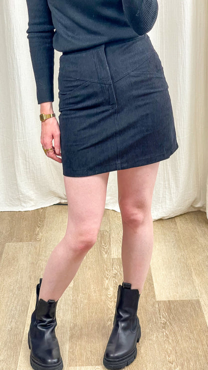 Jupe courte noire en velours côtelé coupe droite avec poches, style casual chic femme automne hiver
