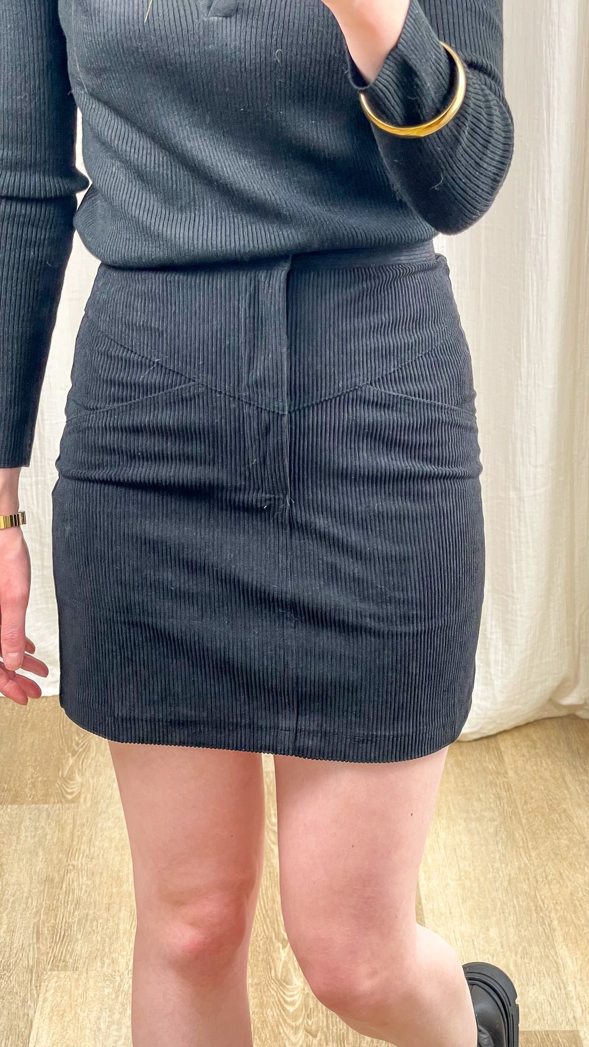 Jupe courte noire côtelée taille haute coupe ajustée femme style minimaliste chic