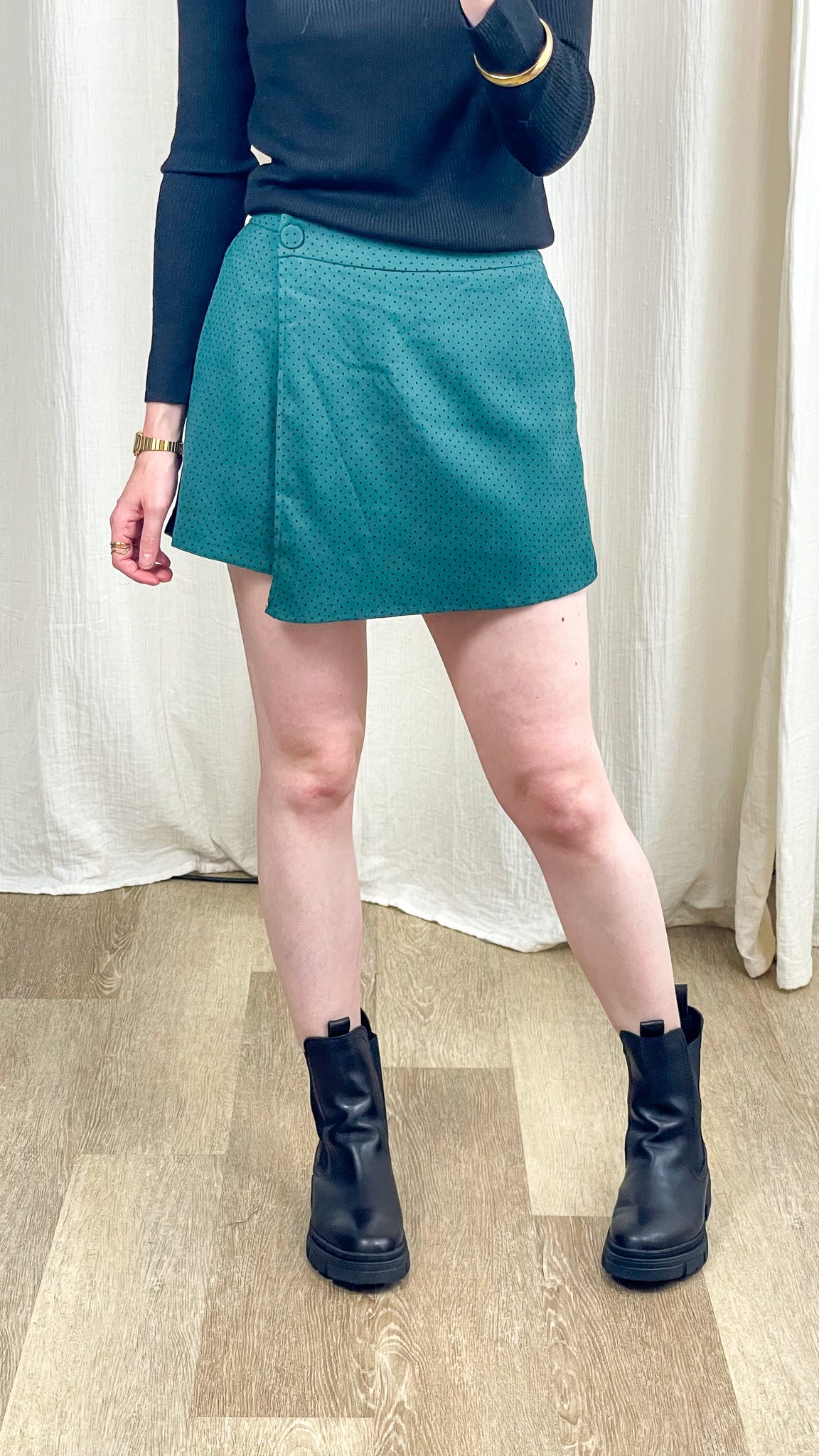 Jupe-short verte à pois noirs femme coupe portefeuille taille haute style rétro chic