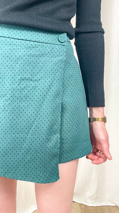 Jupe-short portefeuille vert émeraude à pois noirs femme, coupe courte évasée avec bouton décoratif assorti
