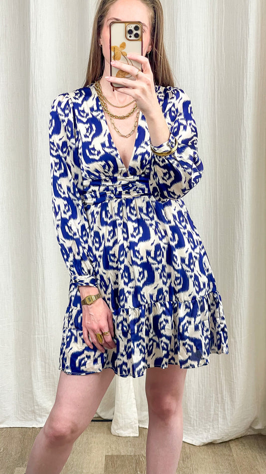 Robe courte Asumi bleu et blanc motif ikat col V profond manches longues style bohème chic femme