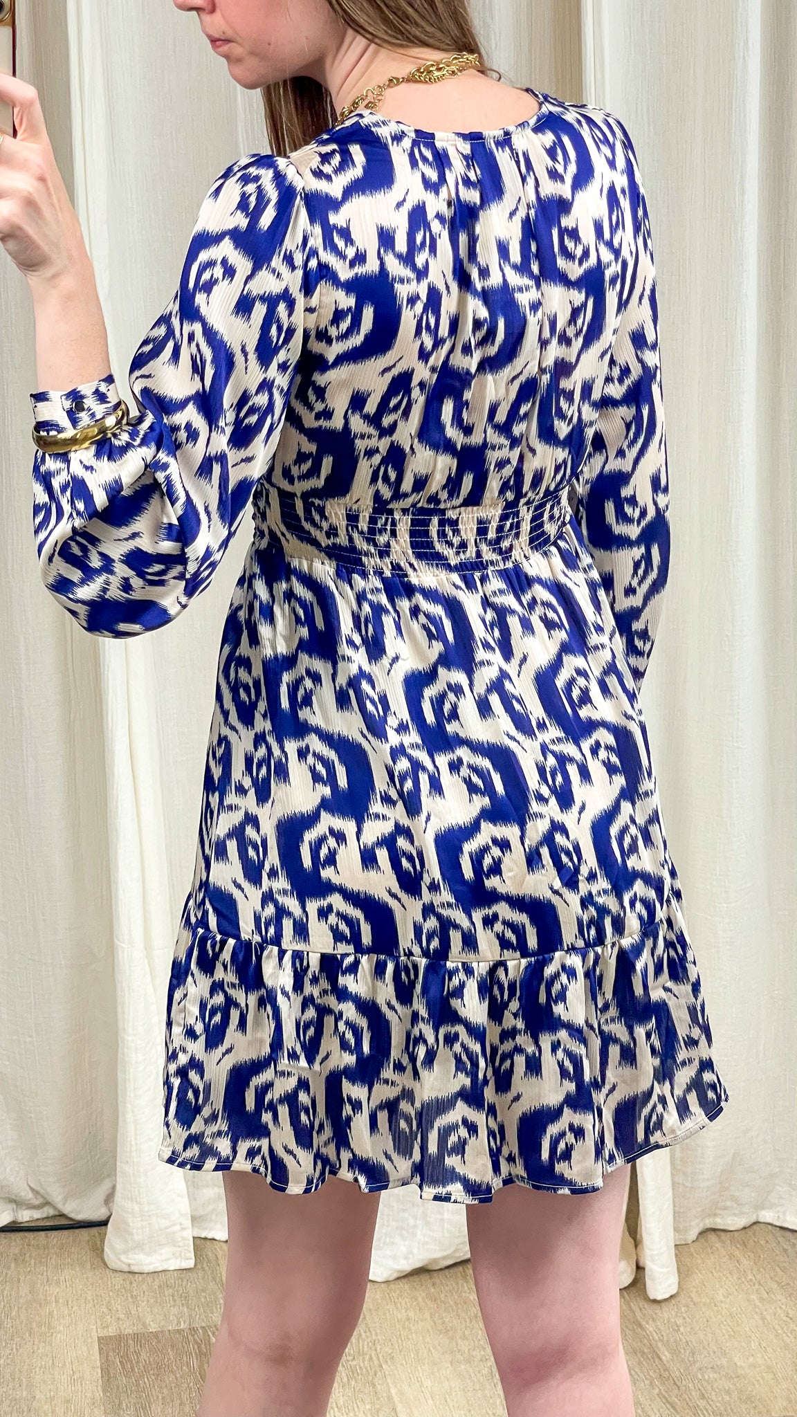 Robe Asumi bleue et blanche imprimé ikat manches longues avec volant femme style bohème chic