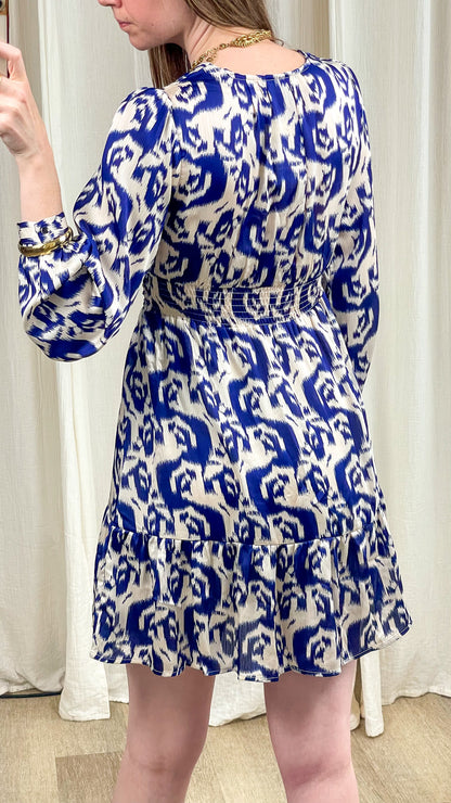 Robe Asumi bleue et blanche imprimé ikat manches longues avec volant femme style bohème chic