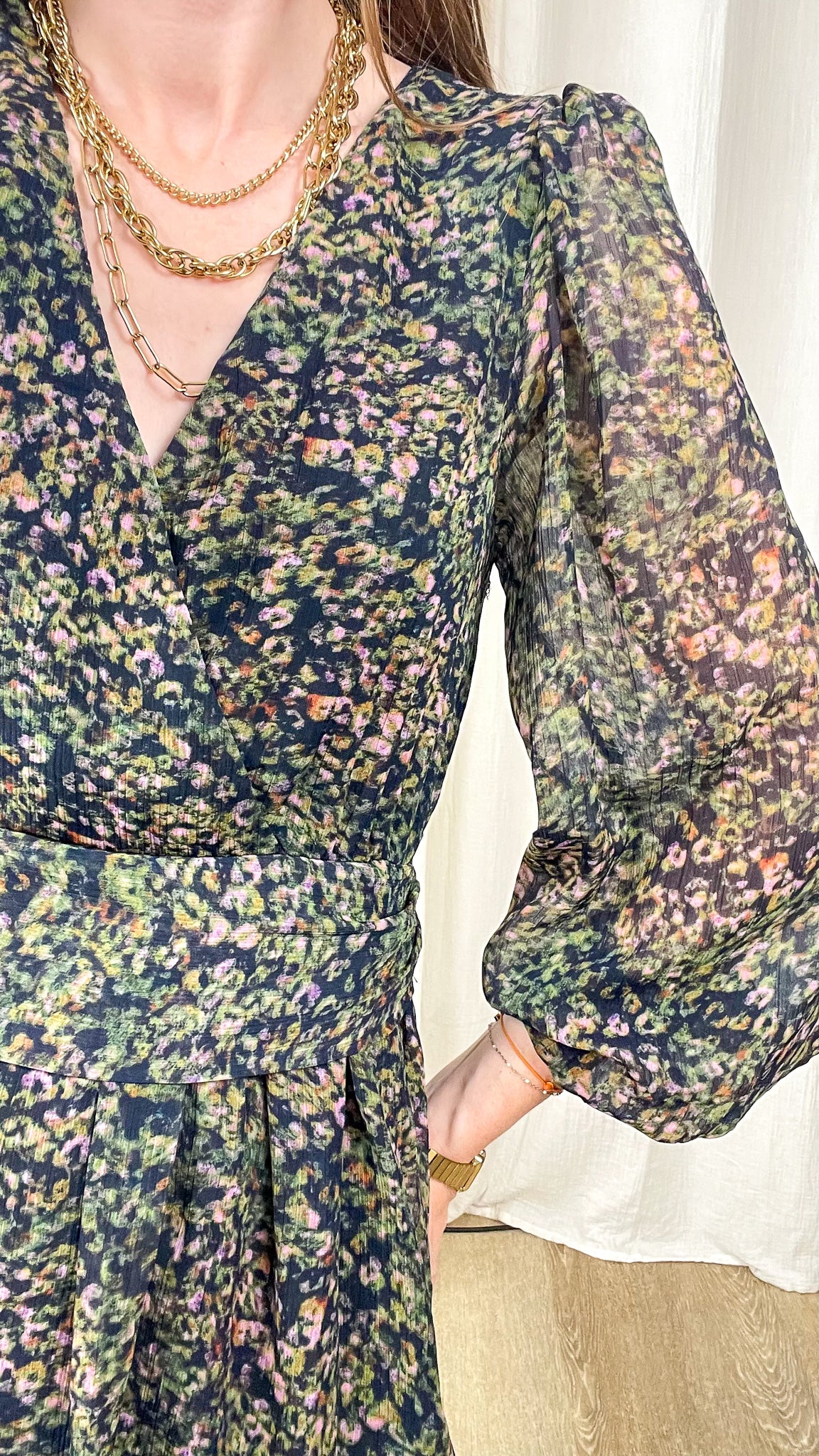 Robe portefeuille Mathilde imprimé fleuri vert et rose manches longues transparentes style bohème femme