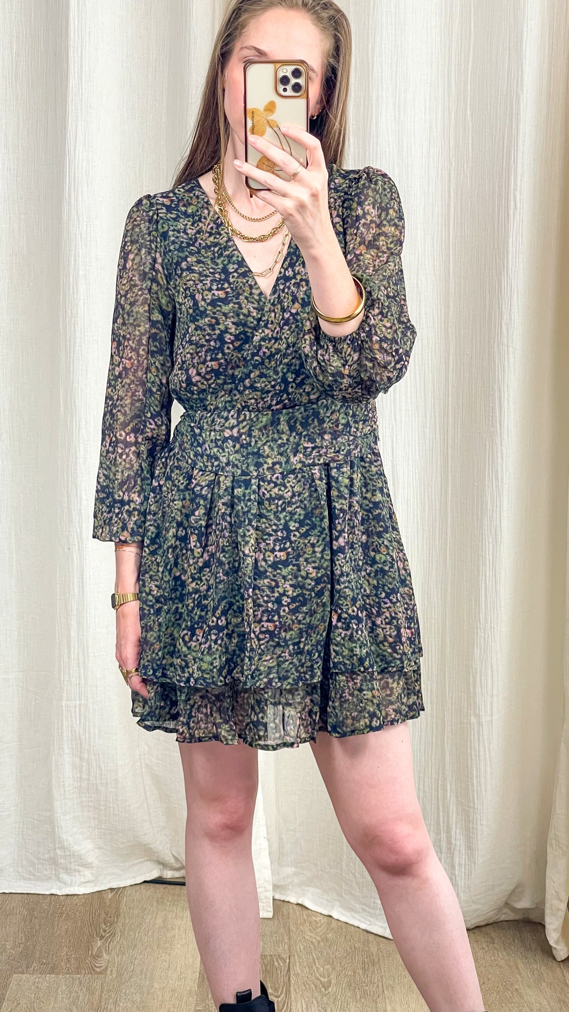 Robe Mathilde fleurie verte à manches longues transparentes et jupe volantée style bohème chic femme