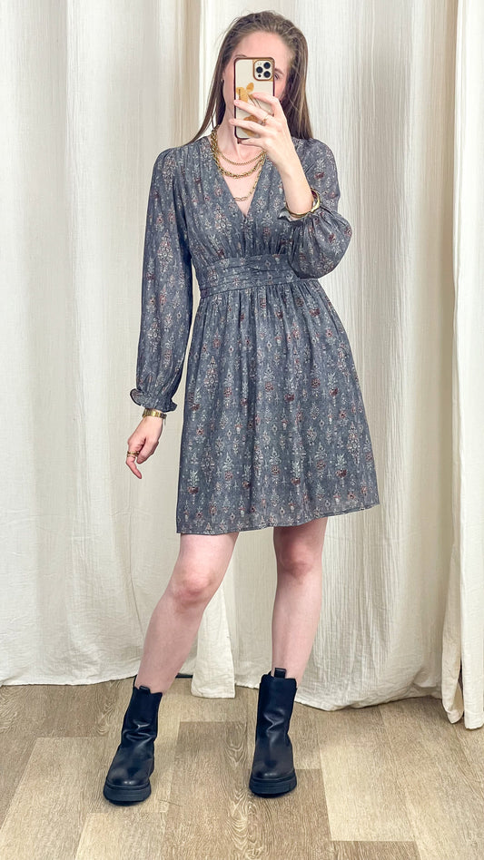 Robe bohème grise à motifs floraux manches longues col V ceinturée femme