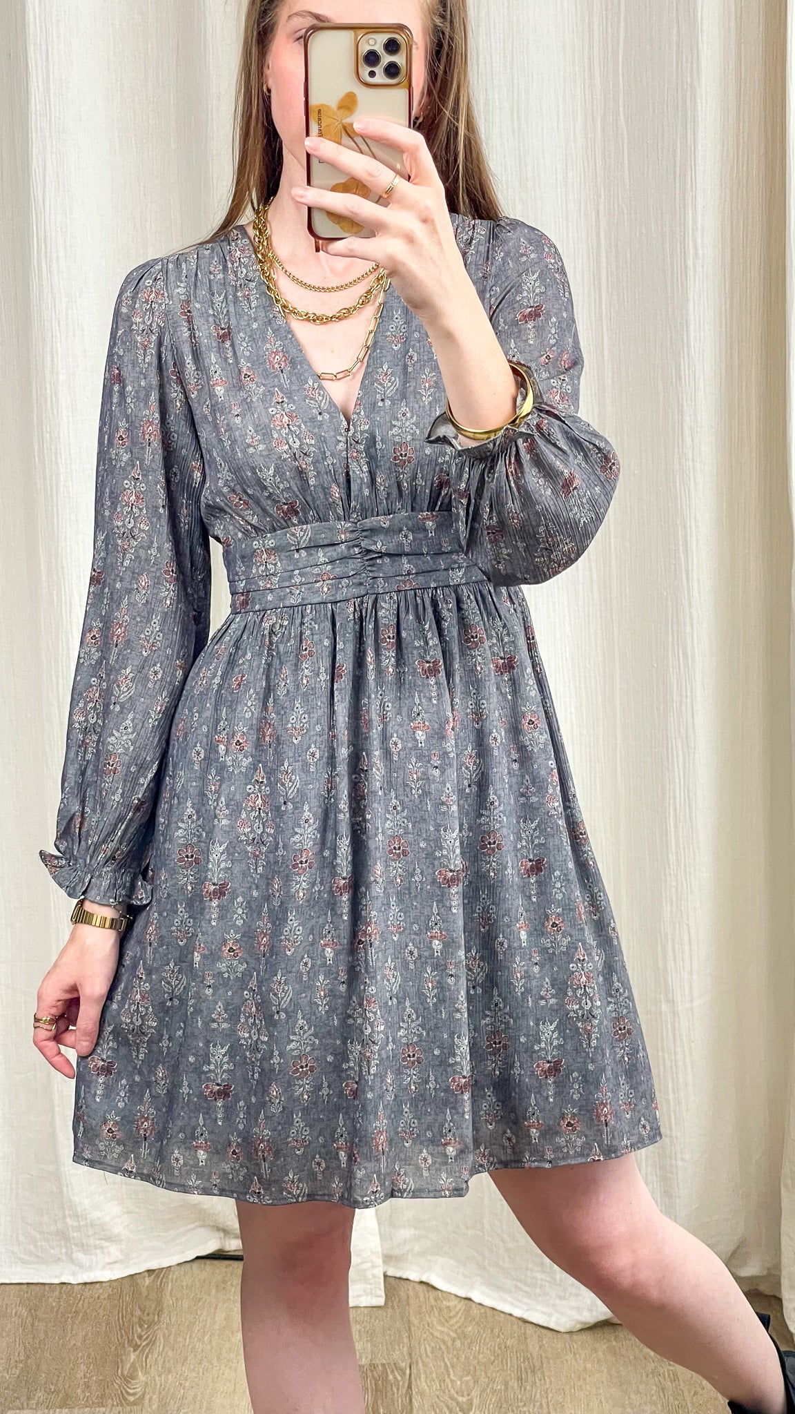 Robe bohème grise à imprimé floral vintage, décolleté V, manches longues bouffantes et taille cintrée femme