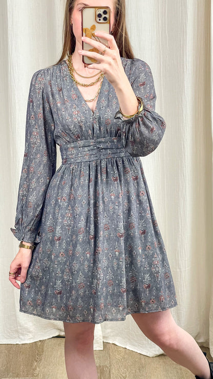 Robe bohème grise à imprimé floral vintage, décolleté V, manches longues bouffantes et taille cintrée femme