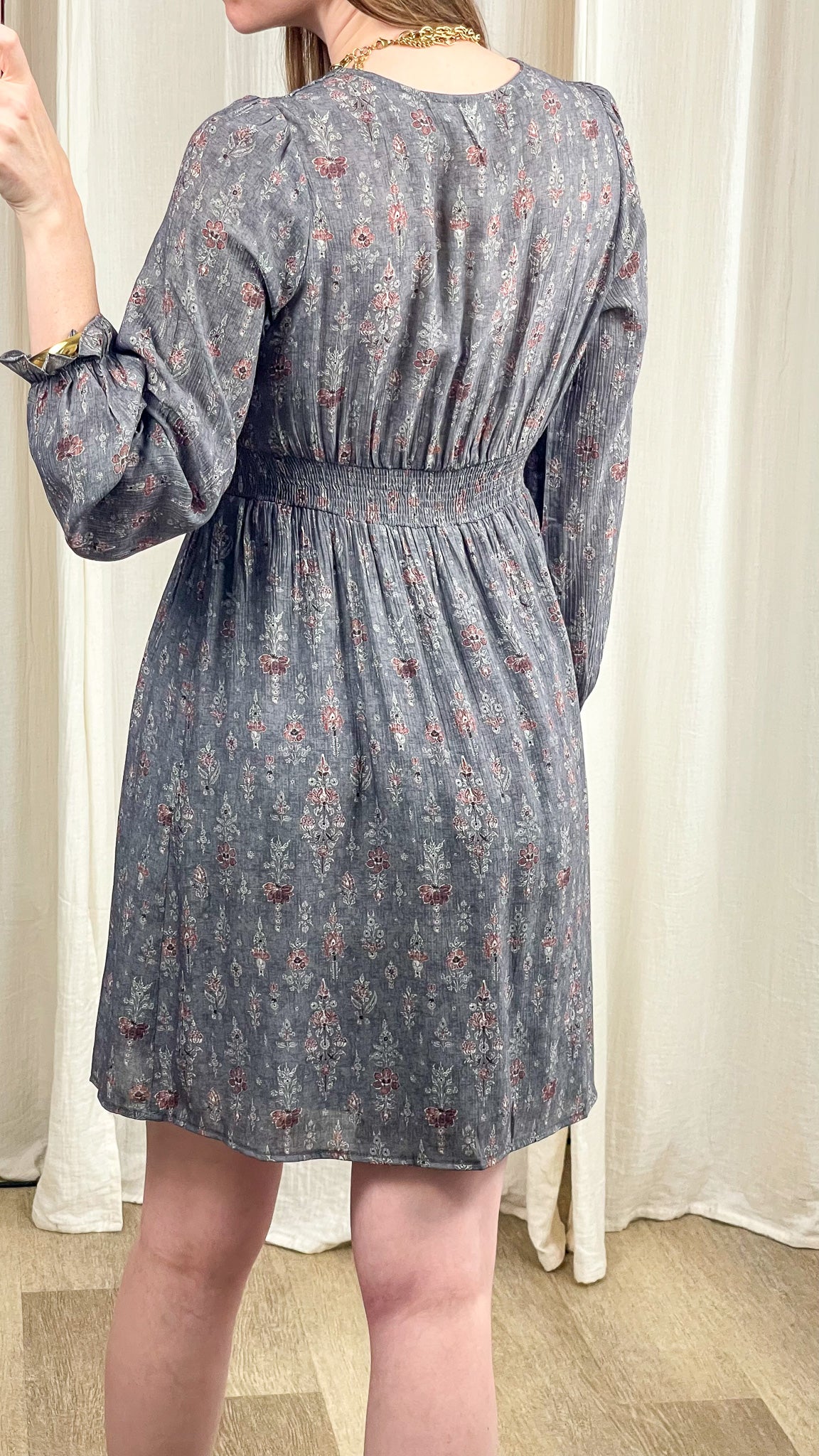Robe fluide grise à motif floral bohème manches longues taille smockée femme