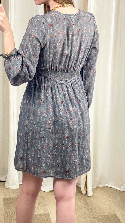 Robe fluide grise à motif floral bohème manches longues taille smockée femme