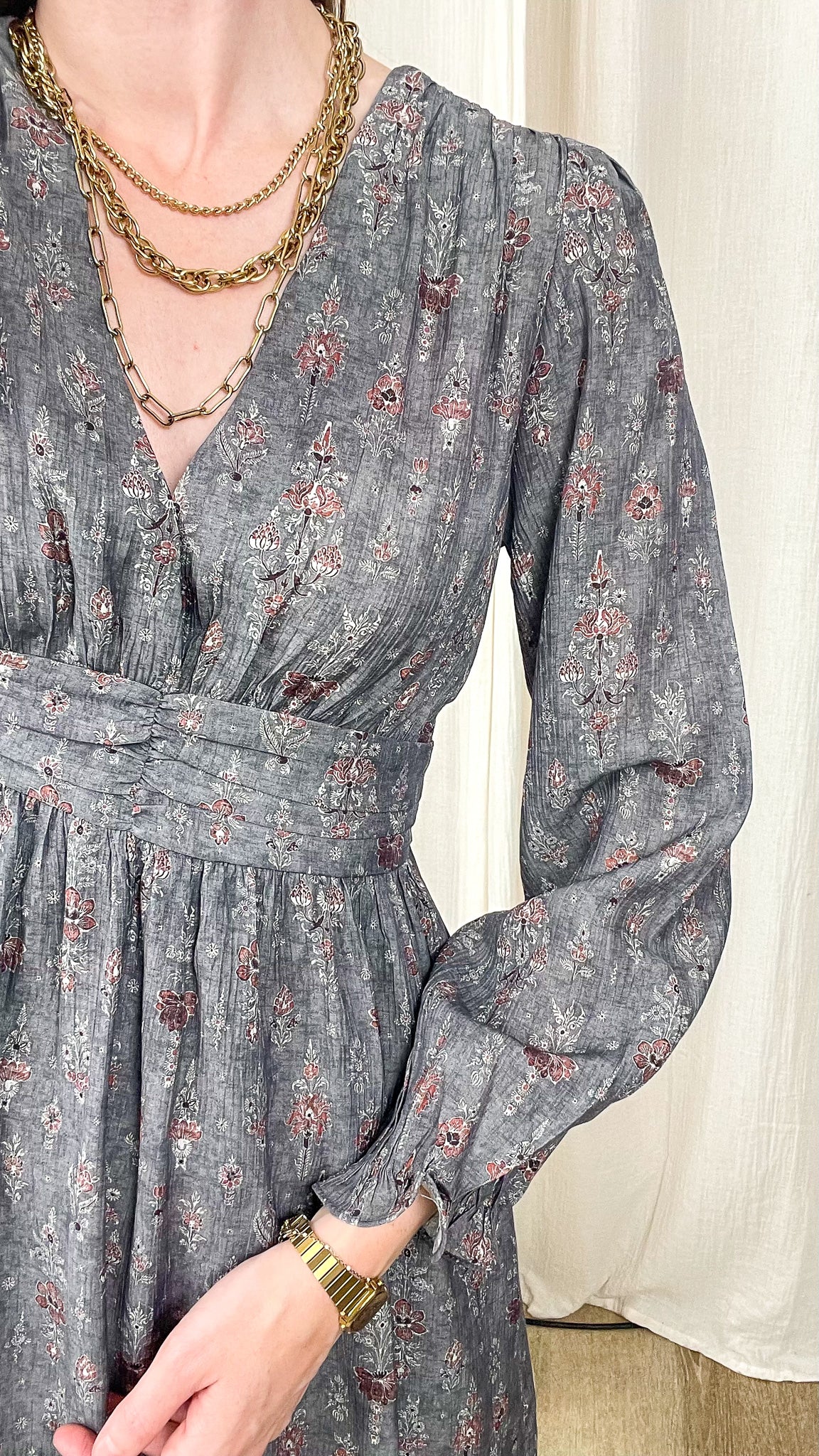 Robe longue grise fleurie bohème femme manches longues bouffantes décolleté V avec ceinture à nouer