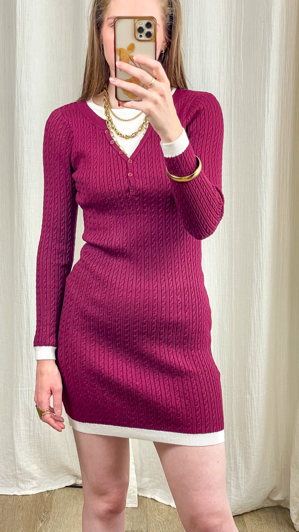 Robe pull moulante bordeaux en maille torsadée col V avec détails contrastés blanc femme