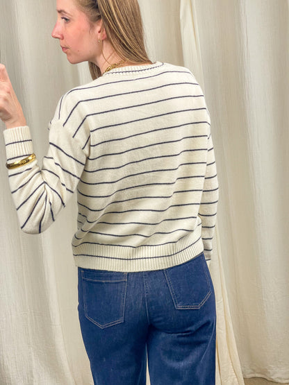Pull marinière Teckel femme écru à rayures bleu marine coupe loose manches longues porté avec jean brut