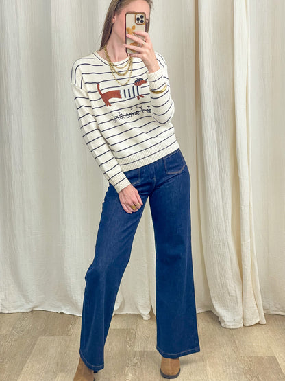 Pull marinière femme écru rayures bleu marine motif teckel brodé, coupe ajustée, porté avec jean large taille haute