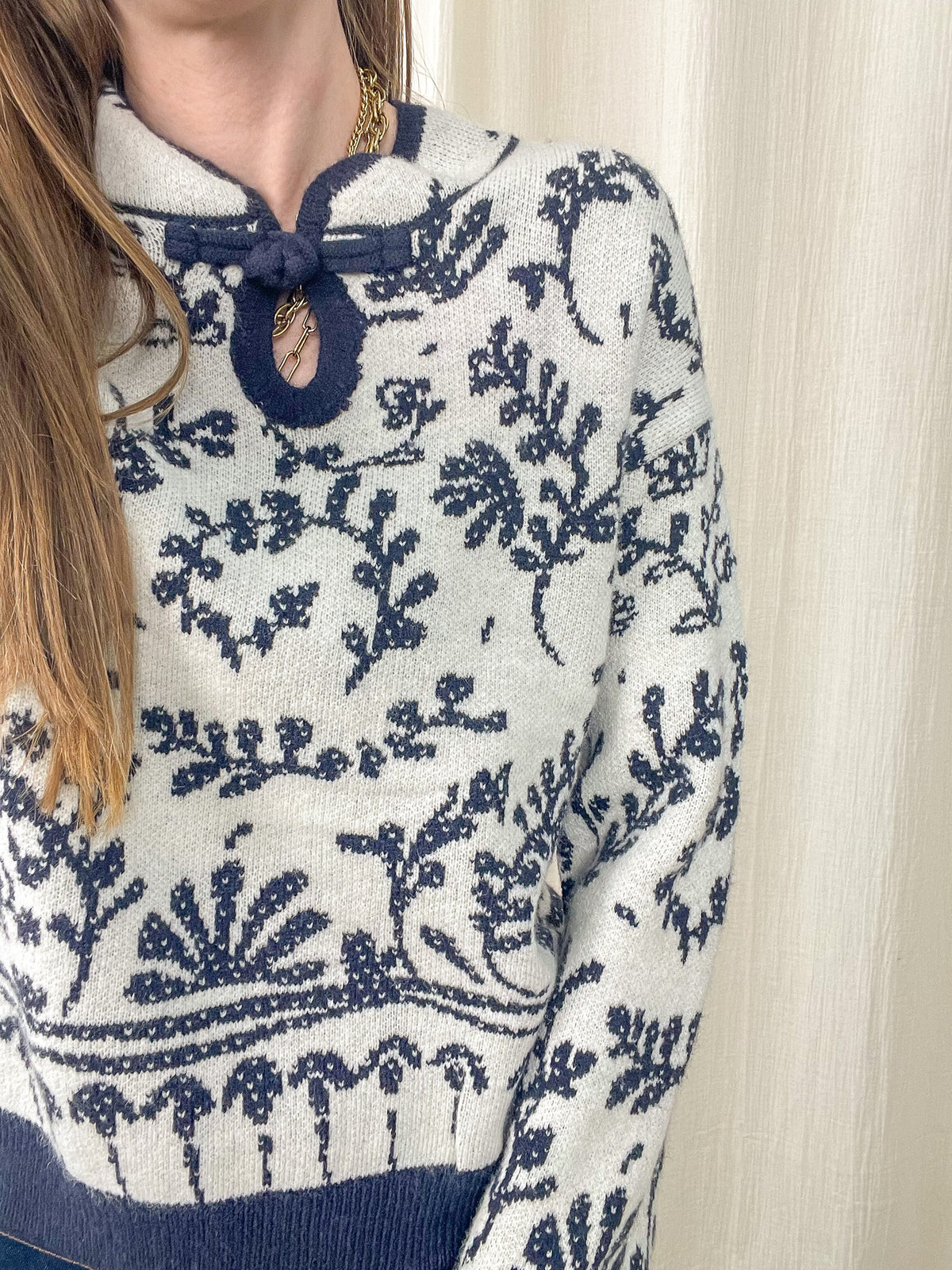 Pull col mandarin écru imprimé floral bleu marine avec noeud décoratif, maille douce style bohème chic femme