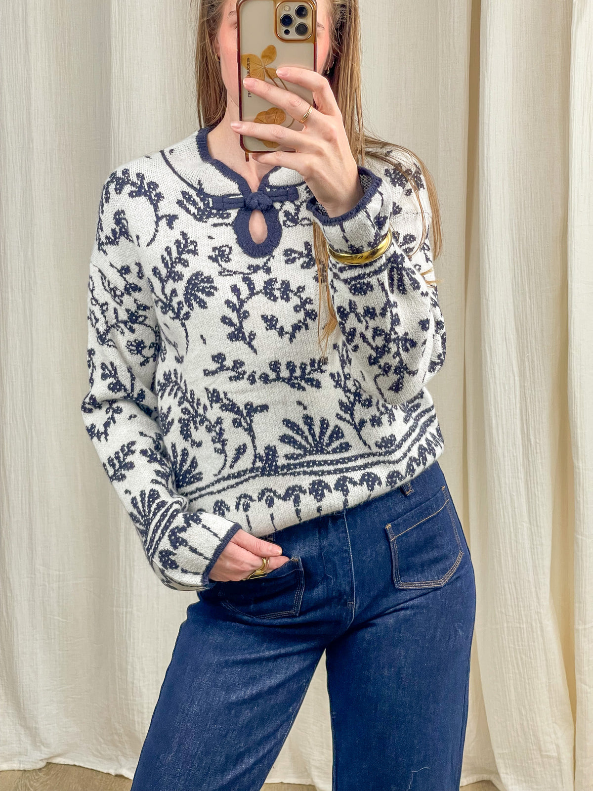 Pull col mandarin écru imprimé floral bleu marine femme, maille douce coupe ajustée style vintage chic