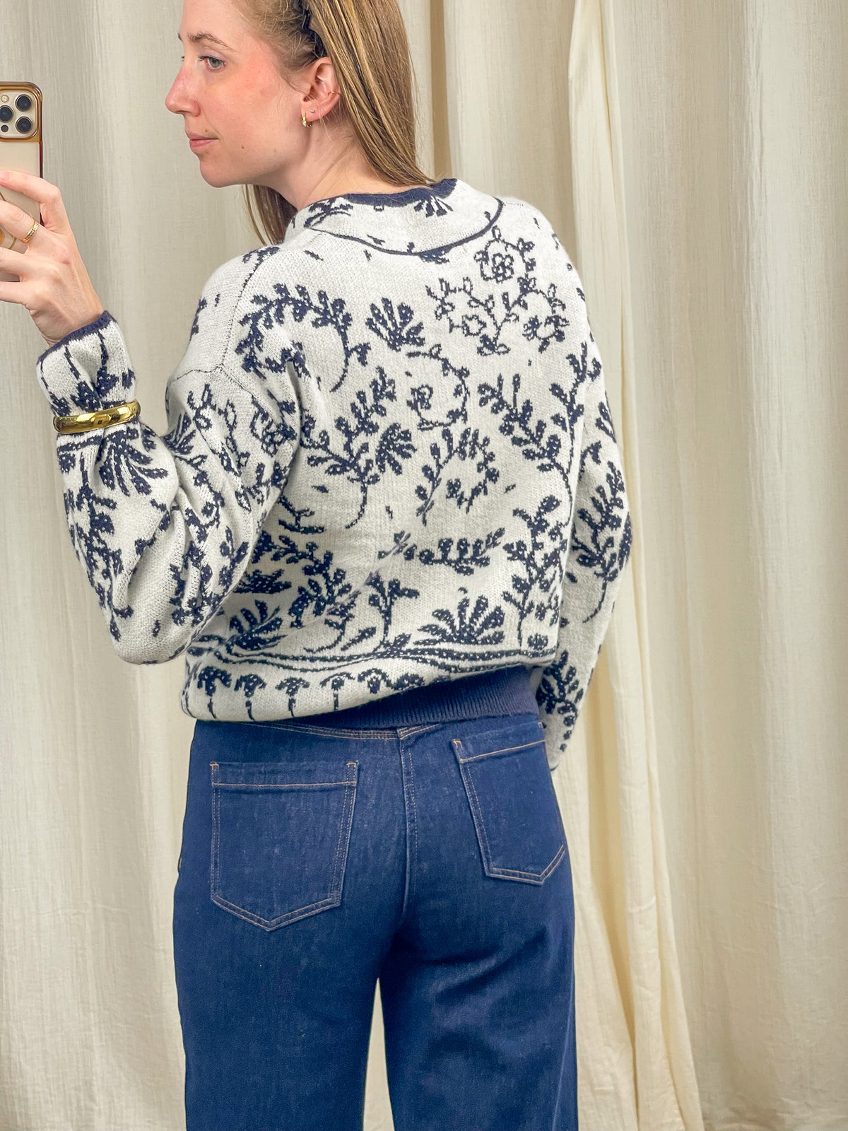 Pull col mandarin écru imprimé floral bleu marine femme, coupe décontractée style vintage porté avec jean taille haute