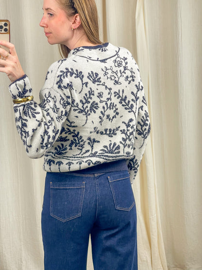 Pull col mandarin écru imprimé floral bleu marine femme, coupe décontractée style vintage porté avec jean taille haute