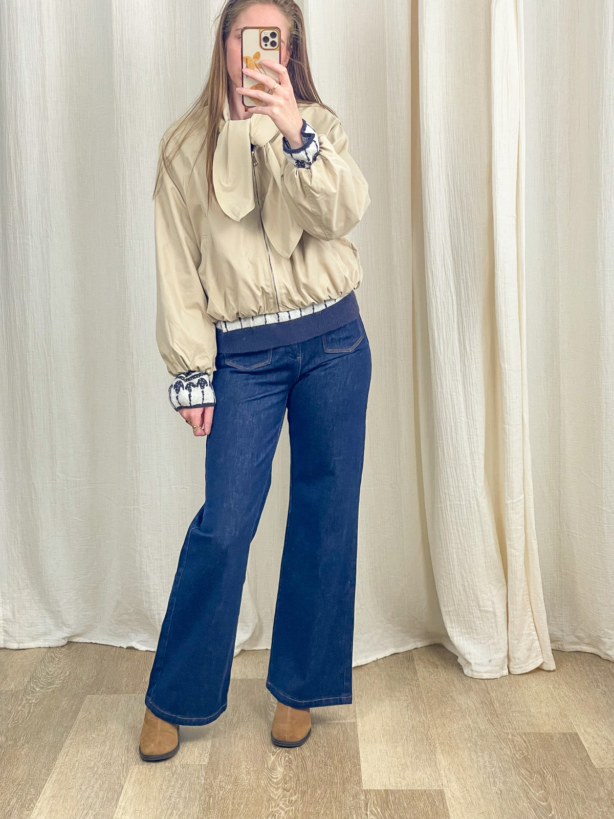 Veste ballon beige col foulard femme avec manches bouffantes et finitions contrastées bleu marine style casual chic
