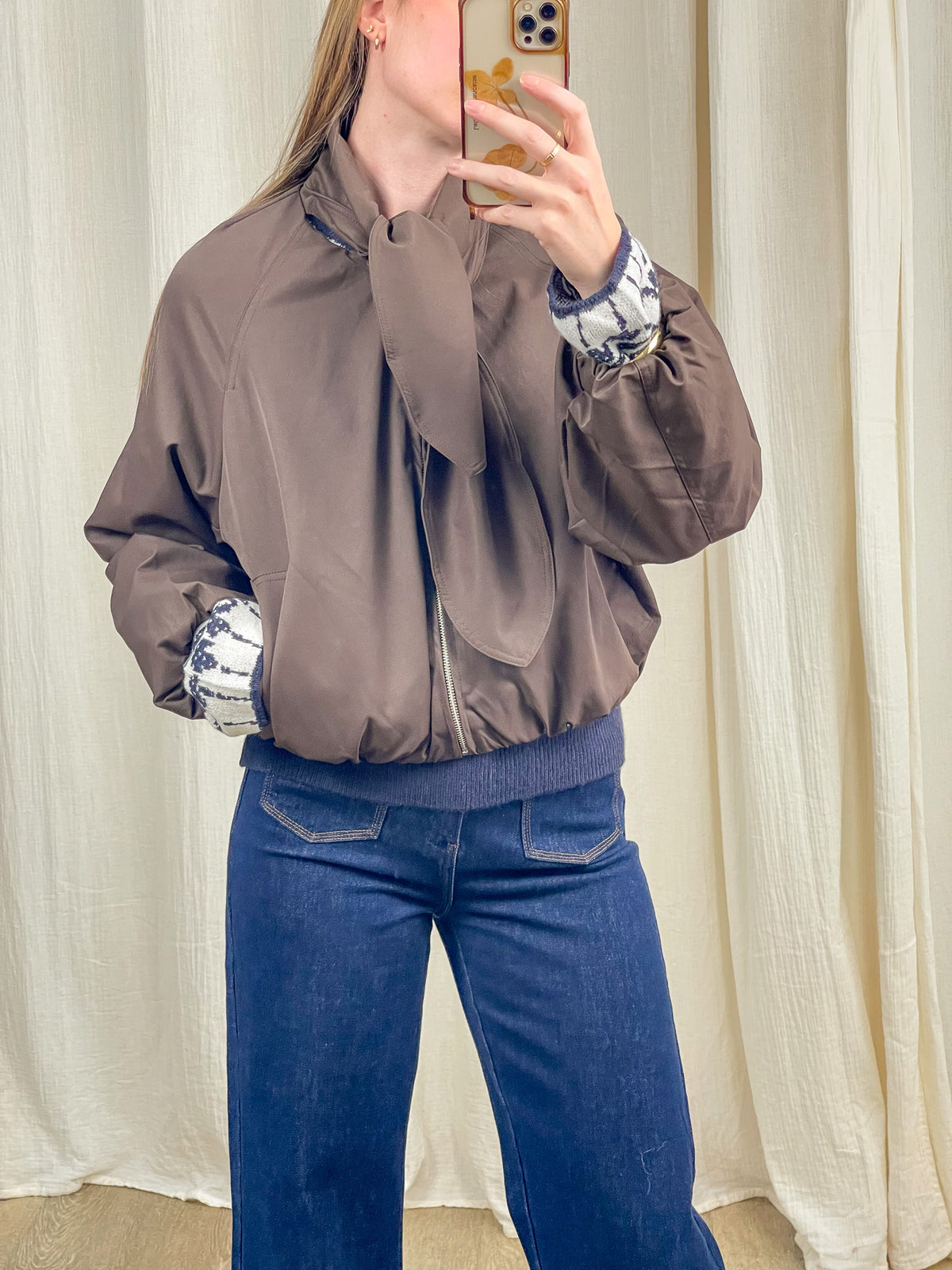 Veste ballon marron col foulard femme avec poignets contrastés bleu et blanc style élégant décontracté