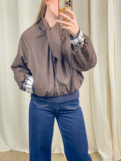 Veste ballon marron col foulard femme avec poignets contrastés bleu et blanc style élégant décontracté