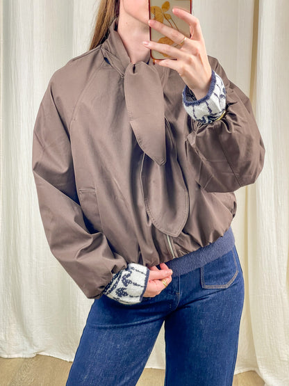 Veste ballon taupe col foulard femme avec détails poignets contrastés style chic décontracté