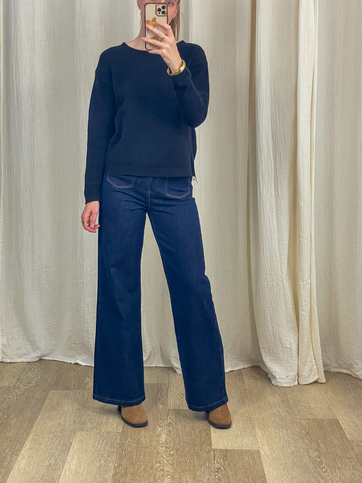 Pull dos nu bleu marine avec détail dentelle torsadée, coupe ajustée femme, porté avec jean large taille haute