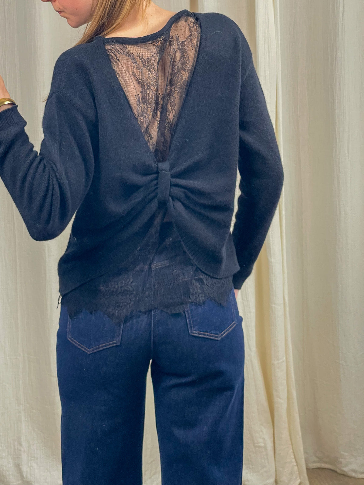 Pull bleu marine dos nu avec détail dentelle noire et dos torsadé, style élégant femme