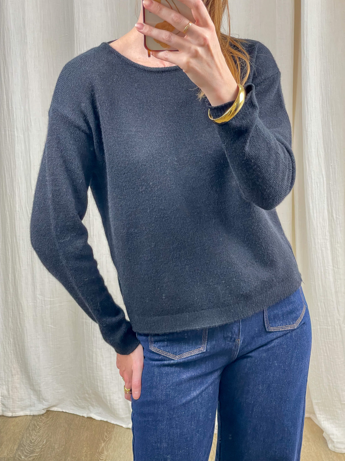 Pull doux bleu marine dos nu femme coupe ample col rond porté avec jean brut style casual chic