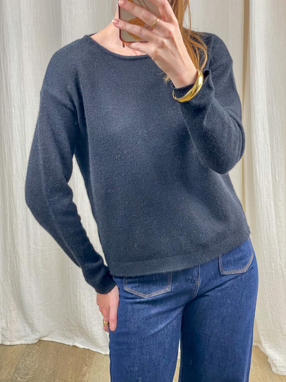 Pull doux bleu marine dos nu femme coupe ample col rond porté avec jean brut style casual chic
