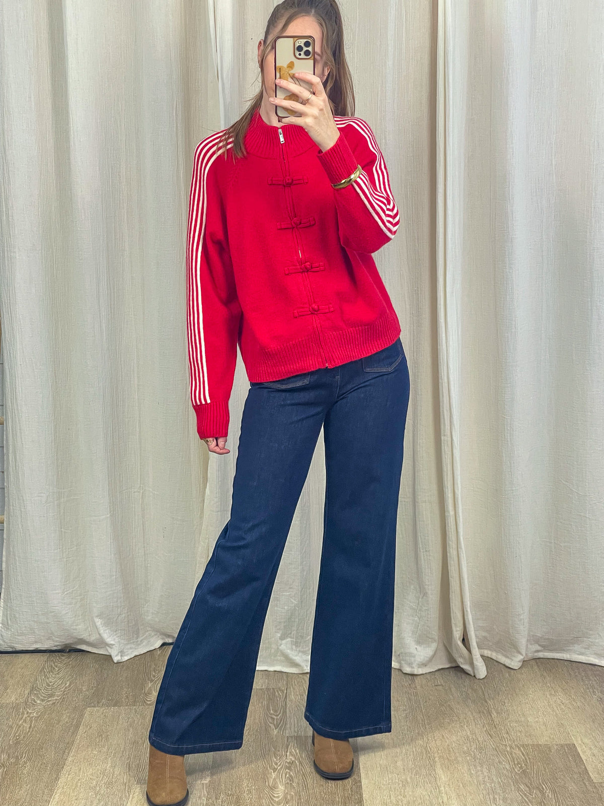 Gilet zip rouge à bandes blanches style sportswear femme avec fermetures brandebourg et col montant