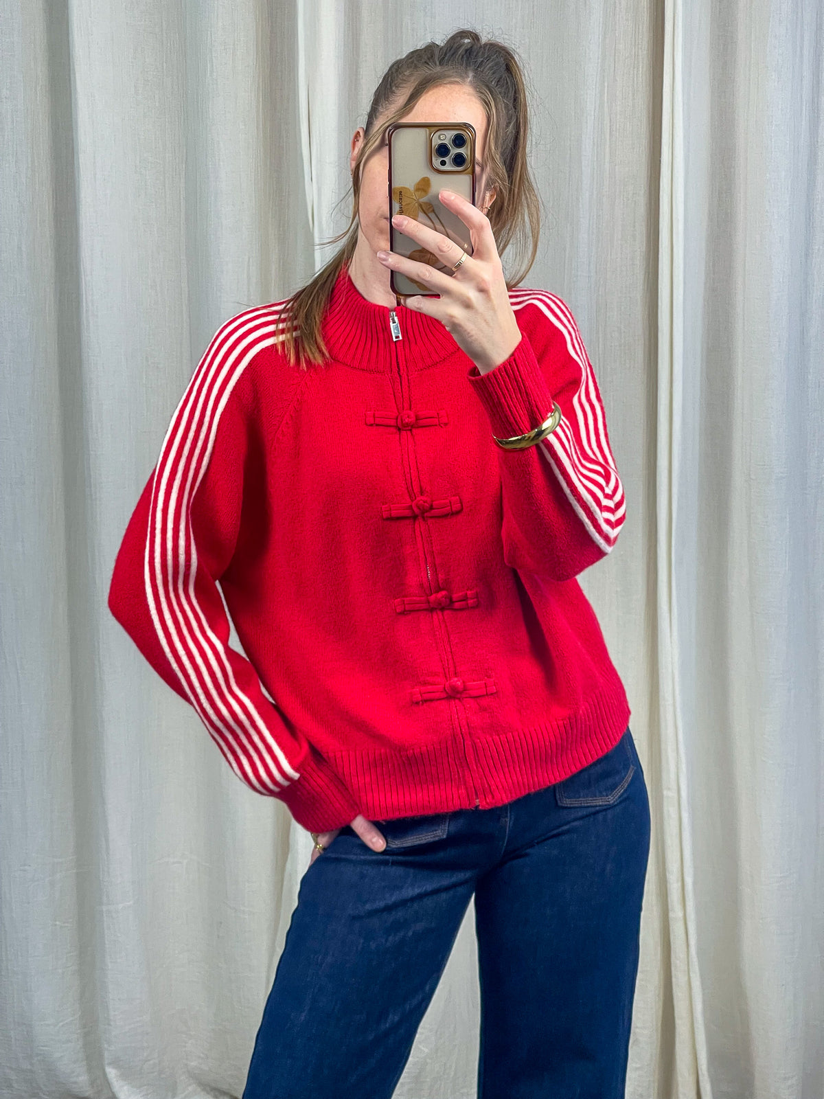 Gilet zip rouge femme avec bandes blanches sur les manches et fermetures brandebourg style sportswear chic