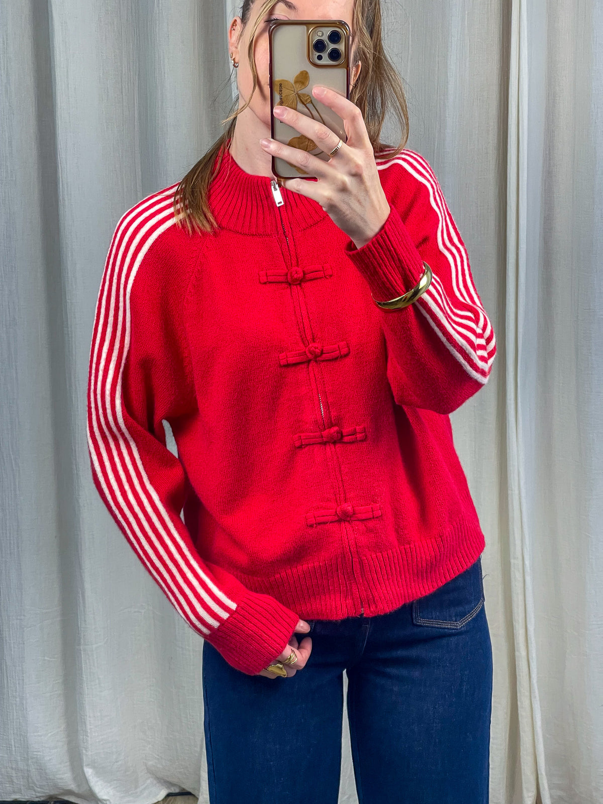Gilet zip rouge femme avec bandes blanches sur les manches et détails nœuds chinois style sportswear chic
