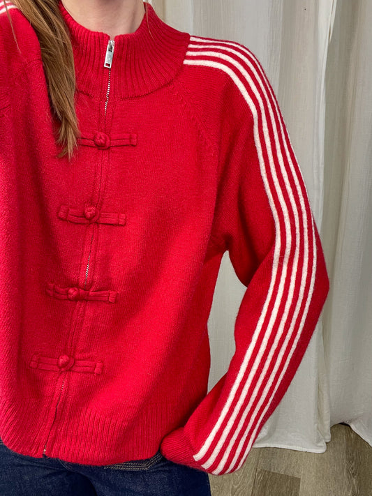 Gilet rouge zippé col montant avec brandebourgs et bandes blanches sportswear sur les manches femme