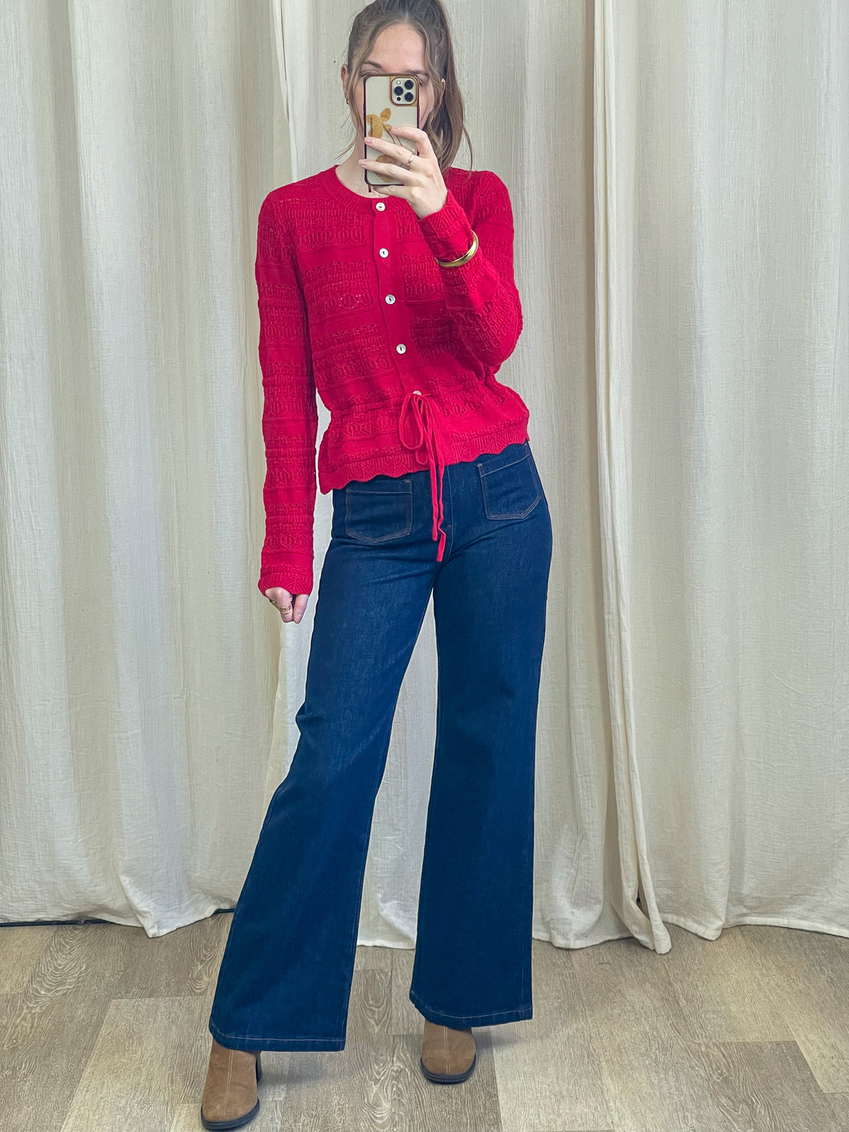 Gilet rouge maille ajourée resserré à la taille avec boutons et lien noué femme style vintage