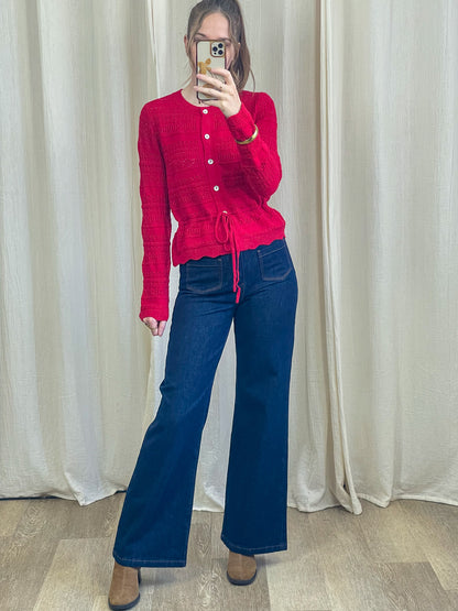 Gilet rouge maille ajourée resserré à la taille avec boutons et lien noué femme style vintage