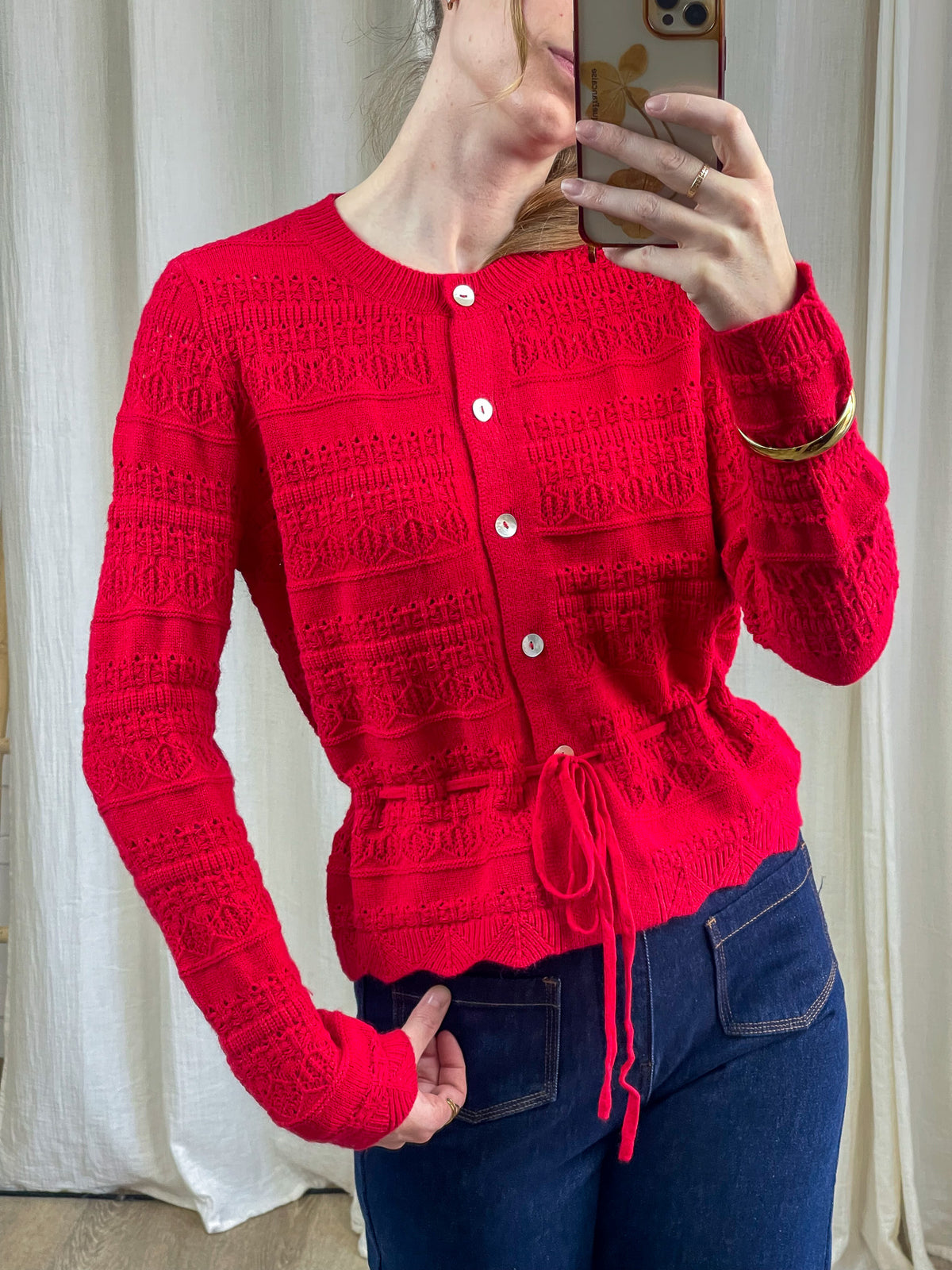 Gilet rouge maille ajourée femme avec boutons nacre et lien taille ajustable coupe cintrée style vintage