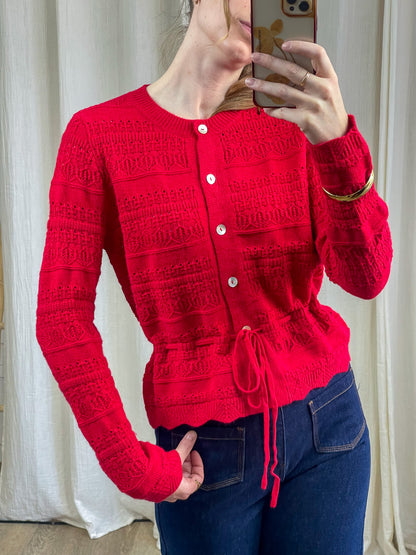 Gilet rouge maille ajourée femme avec boutons nacre et lien taille ajustable coupe cintrée style vintage