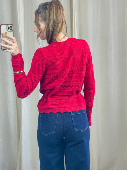 Gilet rouge maille ajourée taille cintrée finition festonnée femme porté avec jean taille haute