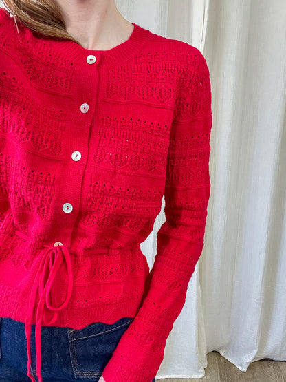 Gilet rouge maille ajourée femme avec boutons nacre et lien taille ajustable coupe cintrée