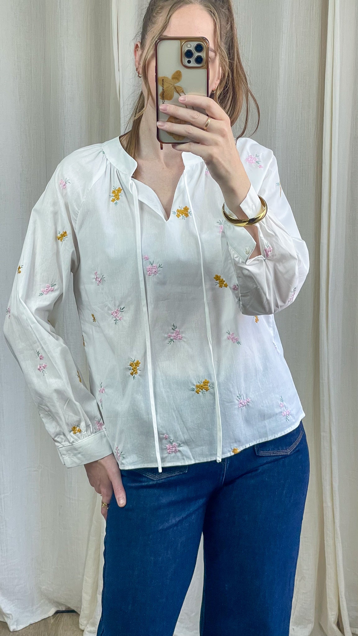 Blouse blanche fluide broderies florales jaunes et roses col V avec liens femme style champêtre