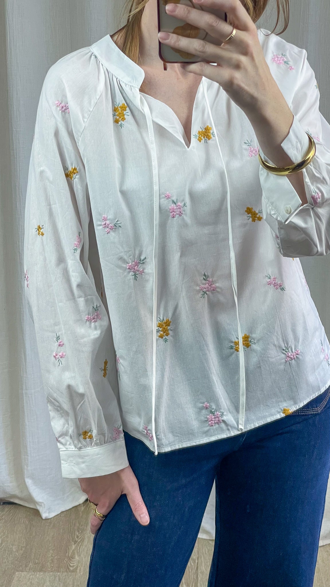 Blouse Aline blanche brodée fleurs roses et jaunes col V manches longues femme style champêtre