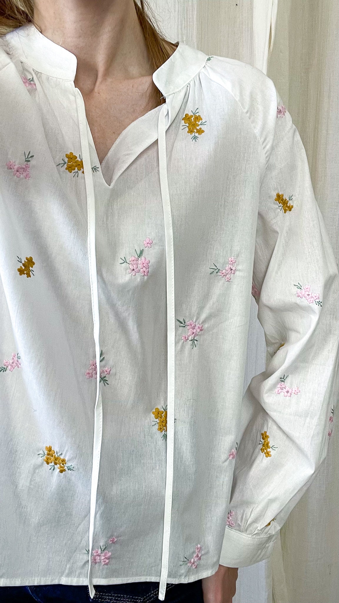 Blouse blanche fluide broderies florales roses et jaunes col V liens à nouer femme style champêtre